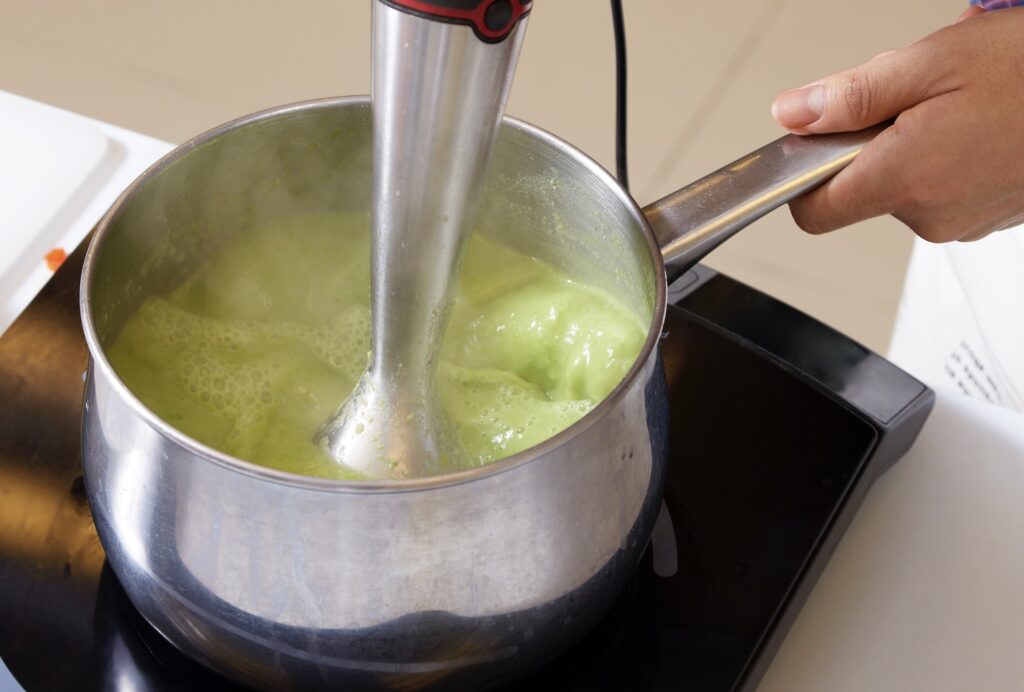 En stavblender er en alsidig køkkenmaskine, der giver dig mulighed for at blande, piske og hakke ingredienser direkte i skålen, gryden eller glasset.