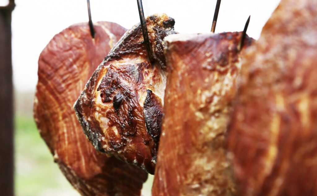 Kylling, kalkun, svinekød, oksekød og lam er alle velegnede til røgning. Røgning giver en unik smag og øger saftigheden i kødet.