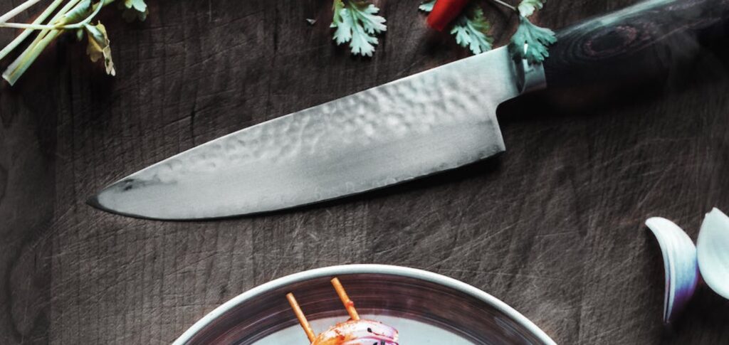 Valget af materiale til din japanske kokkekniv er afgørende for dens ydeevne, holdbarhed og vedligeholdelse.