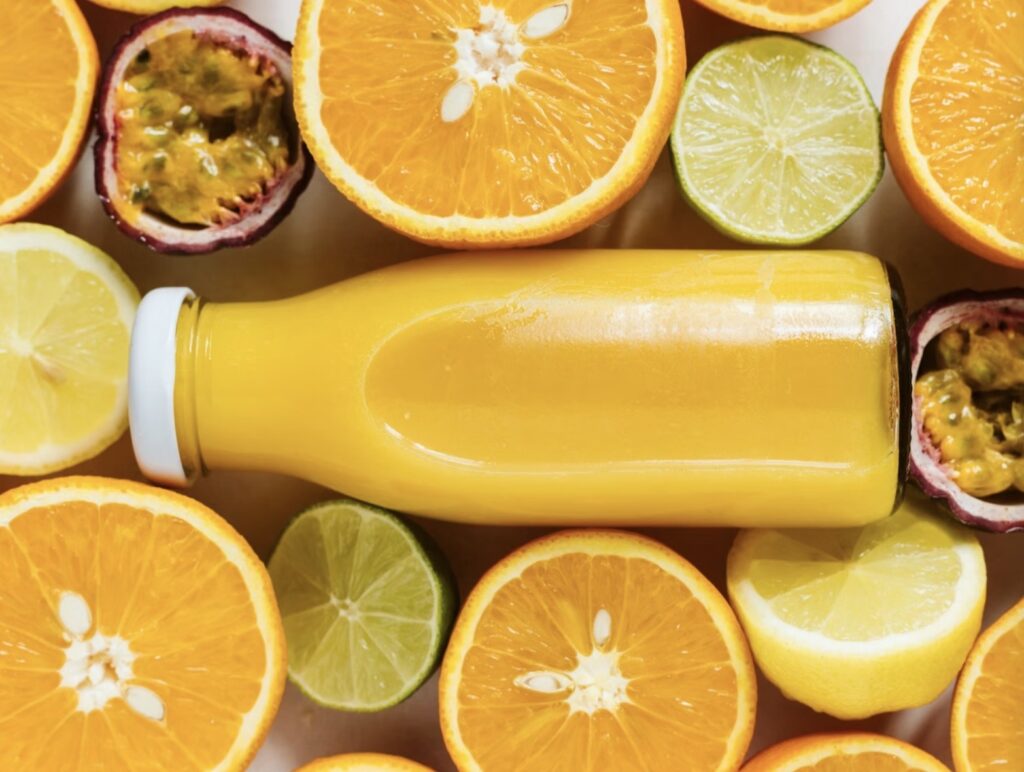En juicemaskine giver dig mulighed for at udvinde juice fra friske frugter og grøntsager.