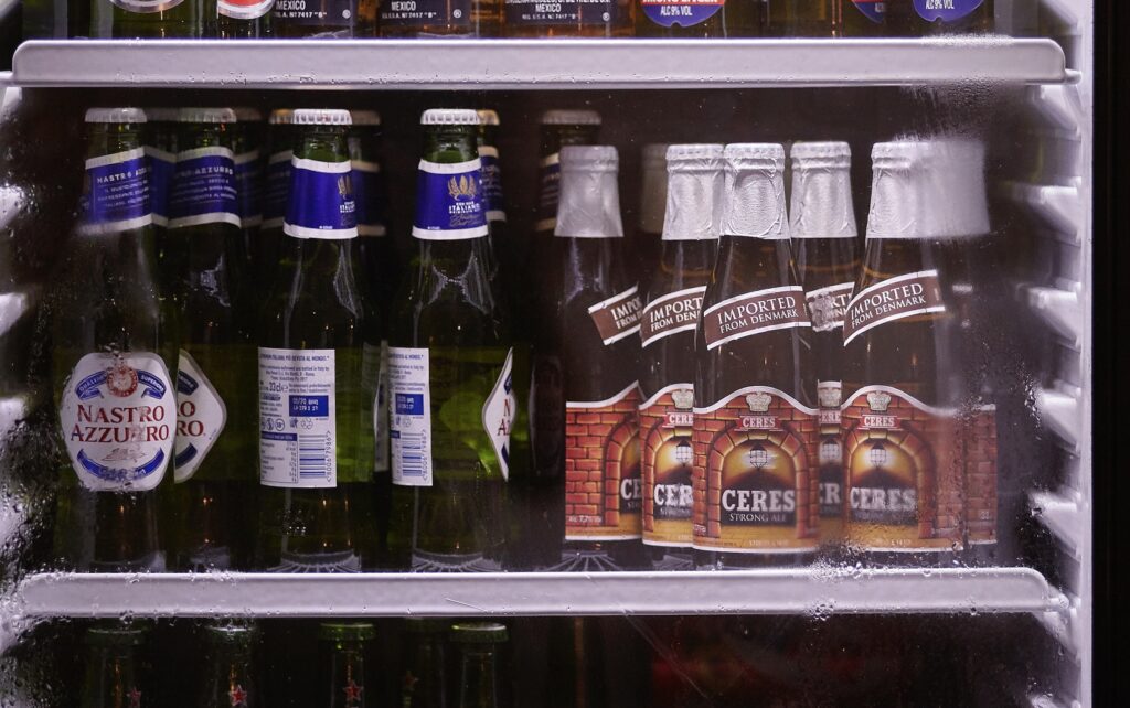 Her kan du læse mere om, hvordan du vælger det rigtige køleskab til drikkevarer.