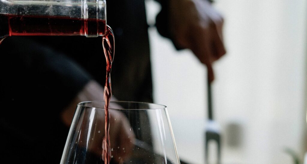 Store vinglas egner sig bedst til kraftfulde røde vine, der kræver mere luftkontakt for at åbne sig fuldt ud.