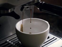 Vi har listet de bedste espressomaskiner samt deres fordele og ulemper. Læs med og find den bedste espressomaskine til dit behov.