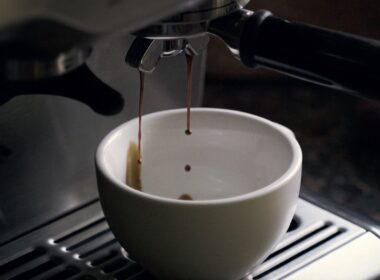 Vi har listet de bedste espressomaskiner samt deres fordele og ulemper. Læs med og find den bedste espressomaskine til dit behov.