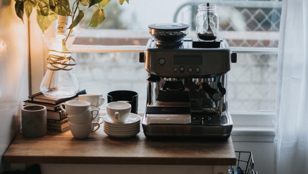 Tænk over hvor meget plads du har til rådighed på dit køkkenbord eller i dit skabsrum til at placere espressomaskinen.