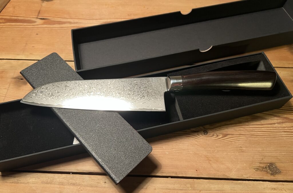 Kvaliteten af kniven skinner igennem i alt fra indpakning til materialer og design.