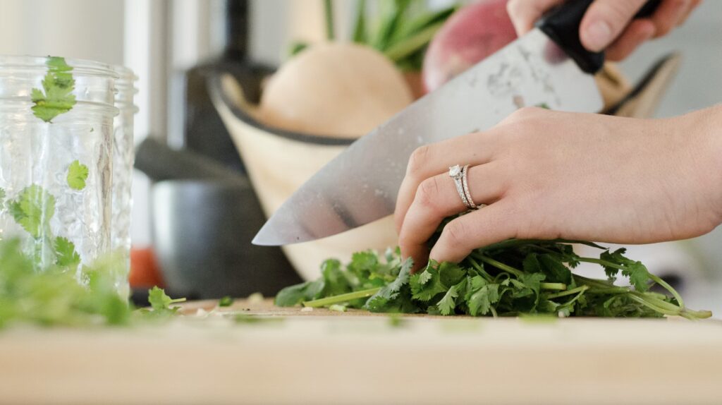 Slip for at skære dine ingredienser ud i hånden. Se her, hvordan du vælger den bedste grøntsagshakker.