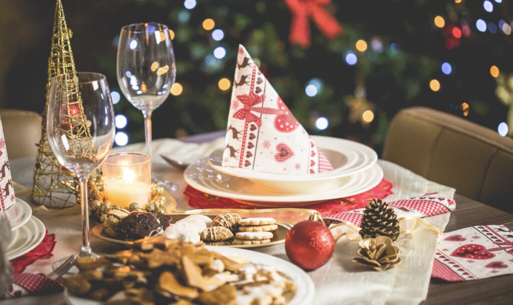 Dæk det smukkeste julebord med et julestel eller juletallerken.