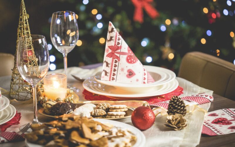 Dæk det smukkeste julebord med et julestel eller juletallerken.