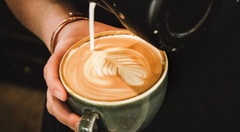 Du kan lave mere avancerede og spændende kaffevarianter med en espressomaskine.