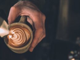 Har du nogensinde undret dig over, hvad forskellen på café latte og cappuccino er? Det får du svar på her.