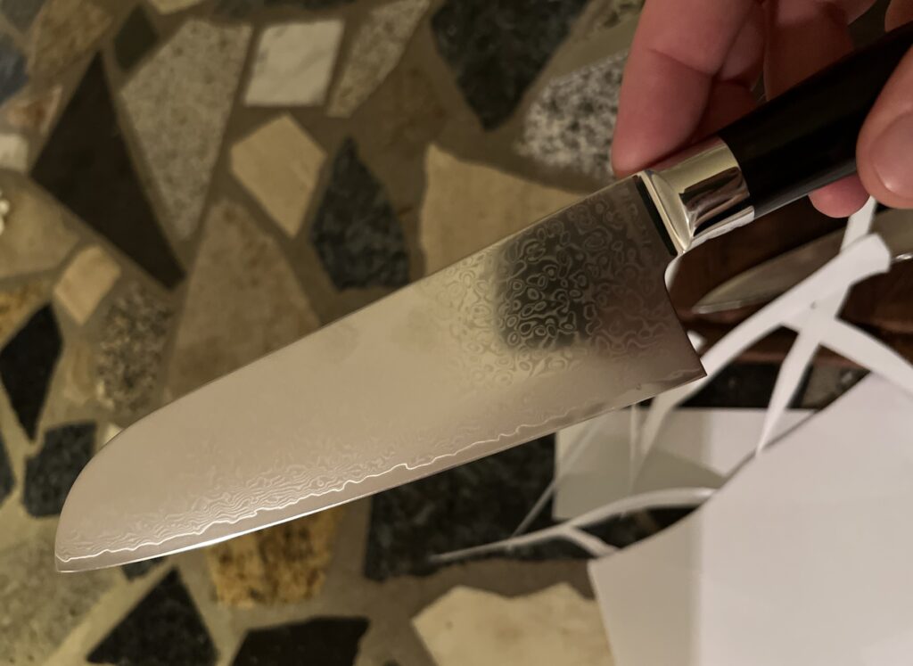 Alle knivene i Qknives Rose-serie skærer nemt og besværet gennem papir.