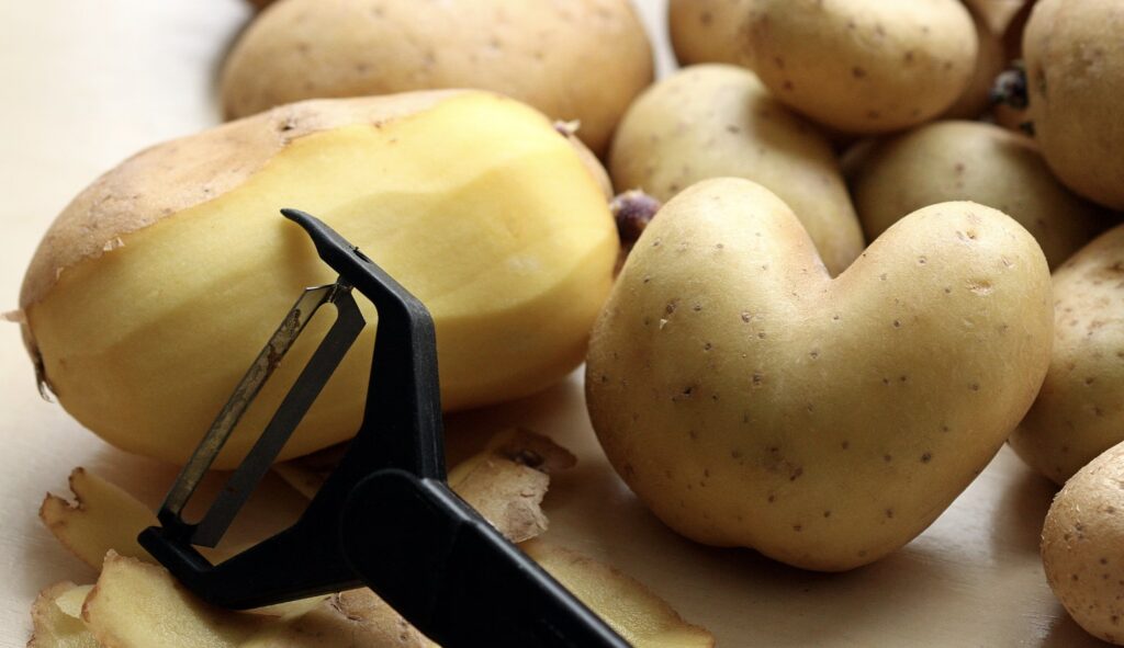 Med en elektrisk kartoffelskræller slipper du for besværet med at skrælle kartofler i hånden.