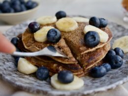 Se her, hvordan du nemt laver veganske bananpandekager uden æg og mælk.