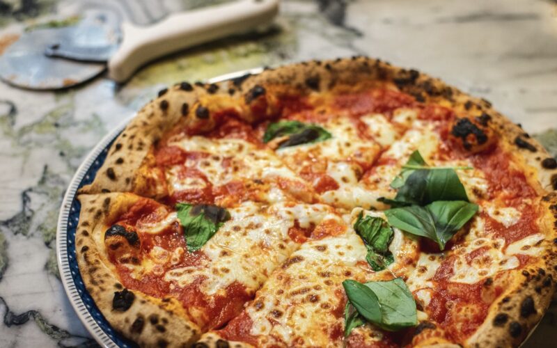 Leder du efter den bedste pizzaovn til køkkenet? Se vores 6 favoritter her.