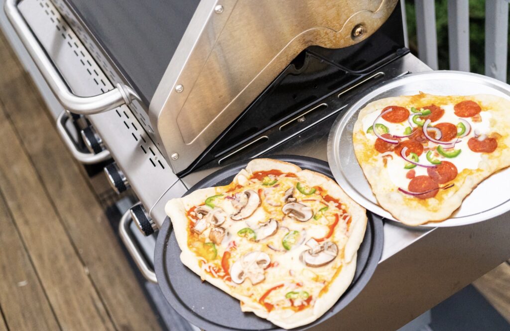 Med en pizzaovn til grill kan du lave lækre pizzaer direkte på grillen. Læs mere i købsguiden herunder.