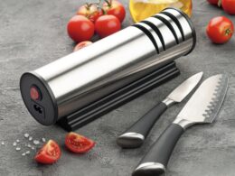 Med en elektrisk knivsliber er det nemt at vedligeholde dine køkkenknive. Se vores 5 favoritter her.