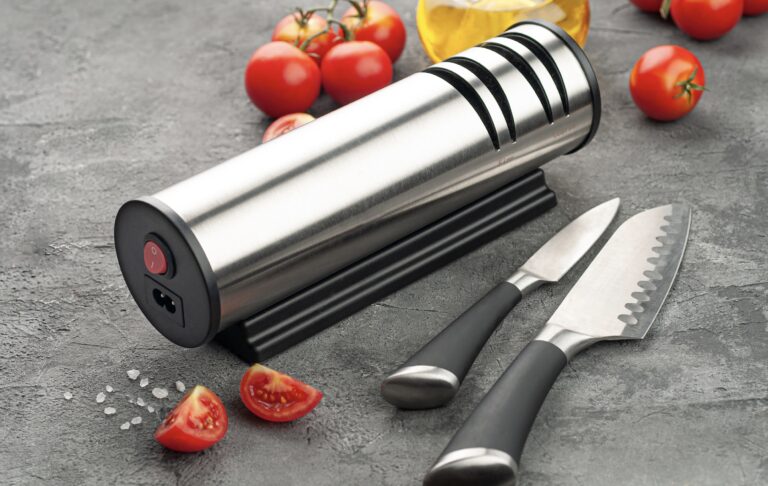 Med en elektrisk knivsliber er det nemt at vedligeholde dine køkkenknive. Se vores 5 favoritter her.