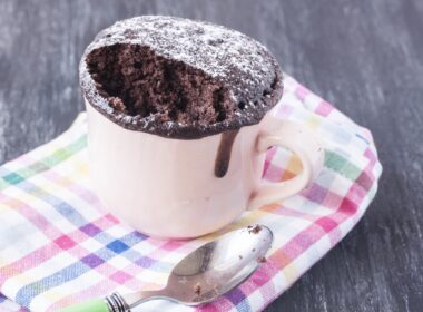'Kage i kop'-opskrift: Bag nemt en lækker chokoladekage på kun 5 minutter i mikroovnen.